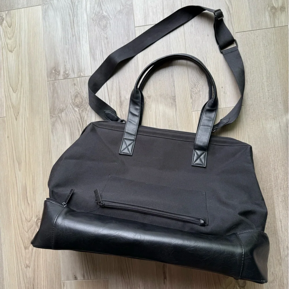 BEIS ‘The Weekender’ Black Travel Duffel Bag - Picture 4 of 5